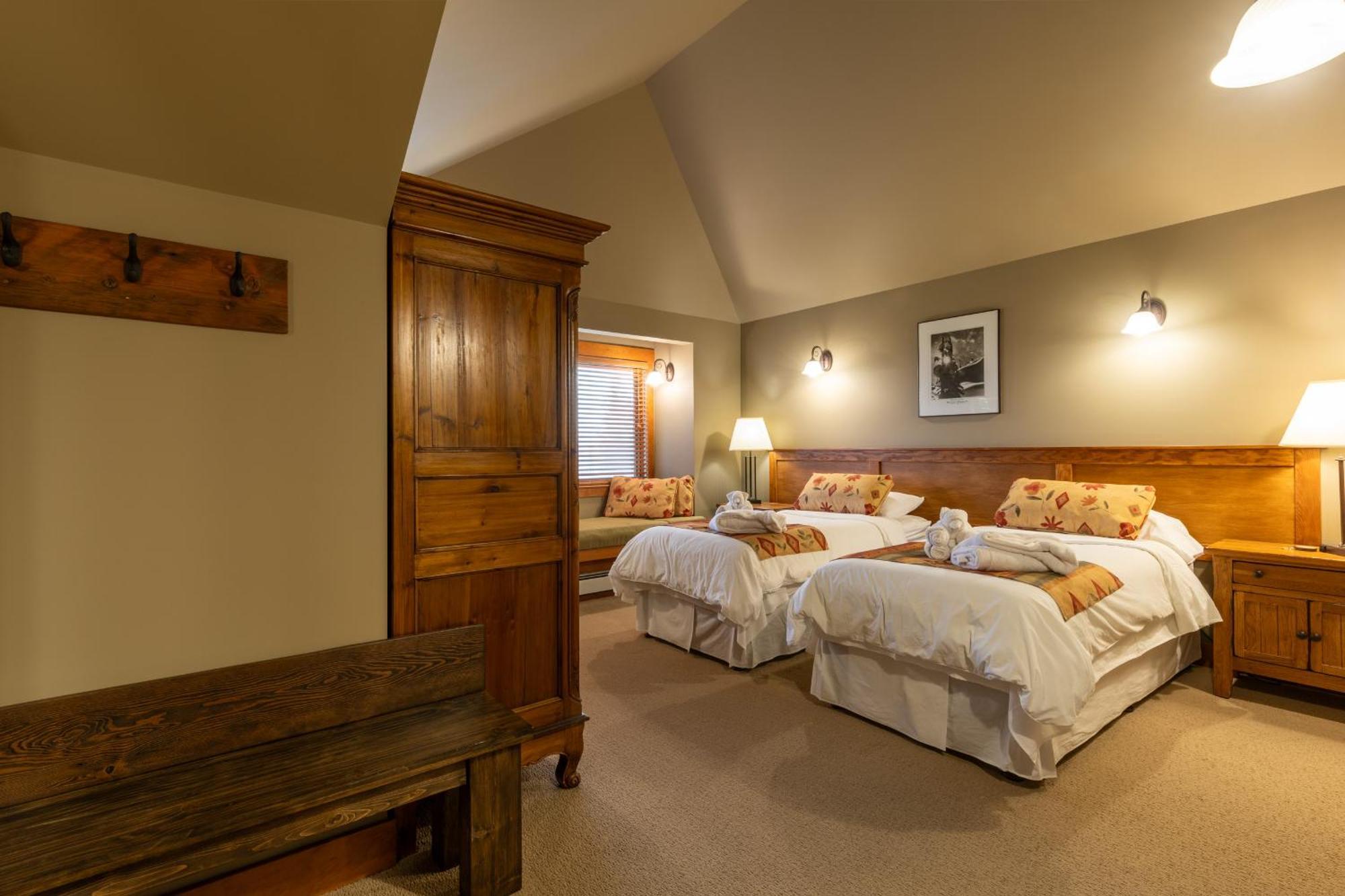 Vagabond Lodge At Kicking Horse Golden Exterior foto