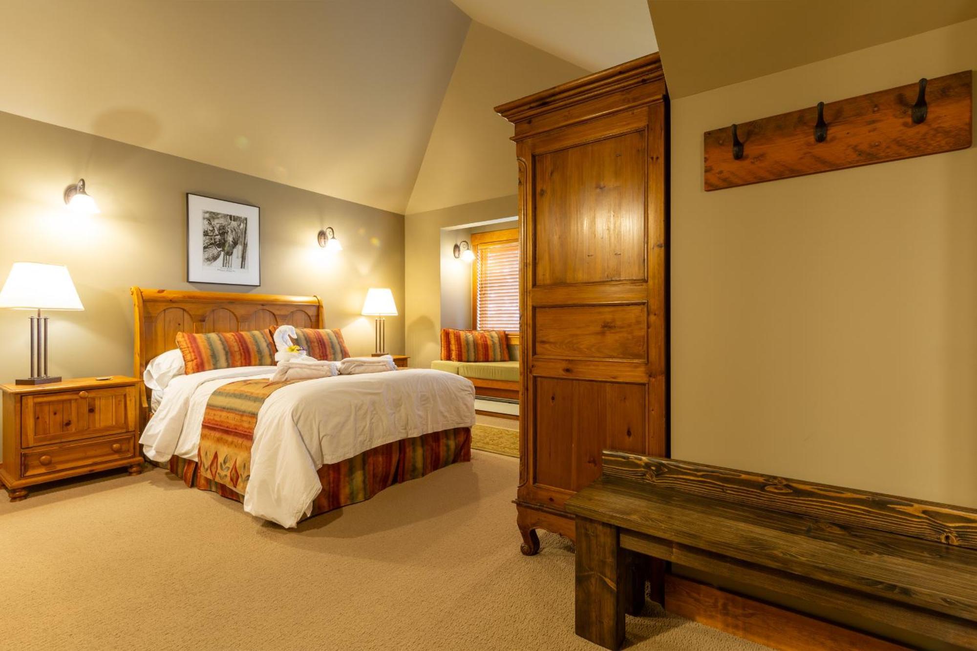 Vagabond Lodge At Kicking Horse Golden Exterior foto