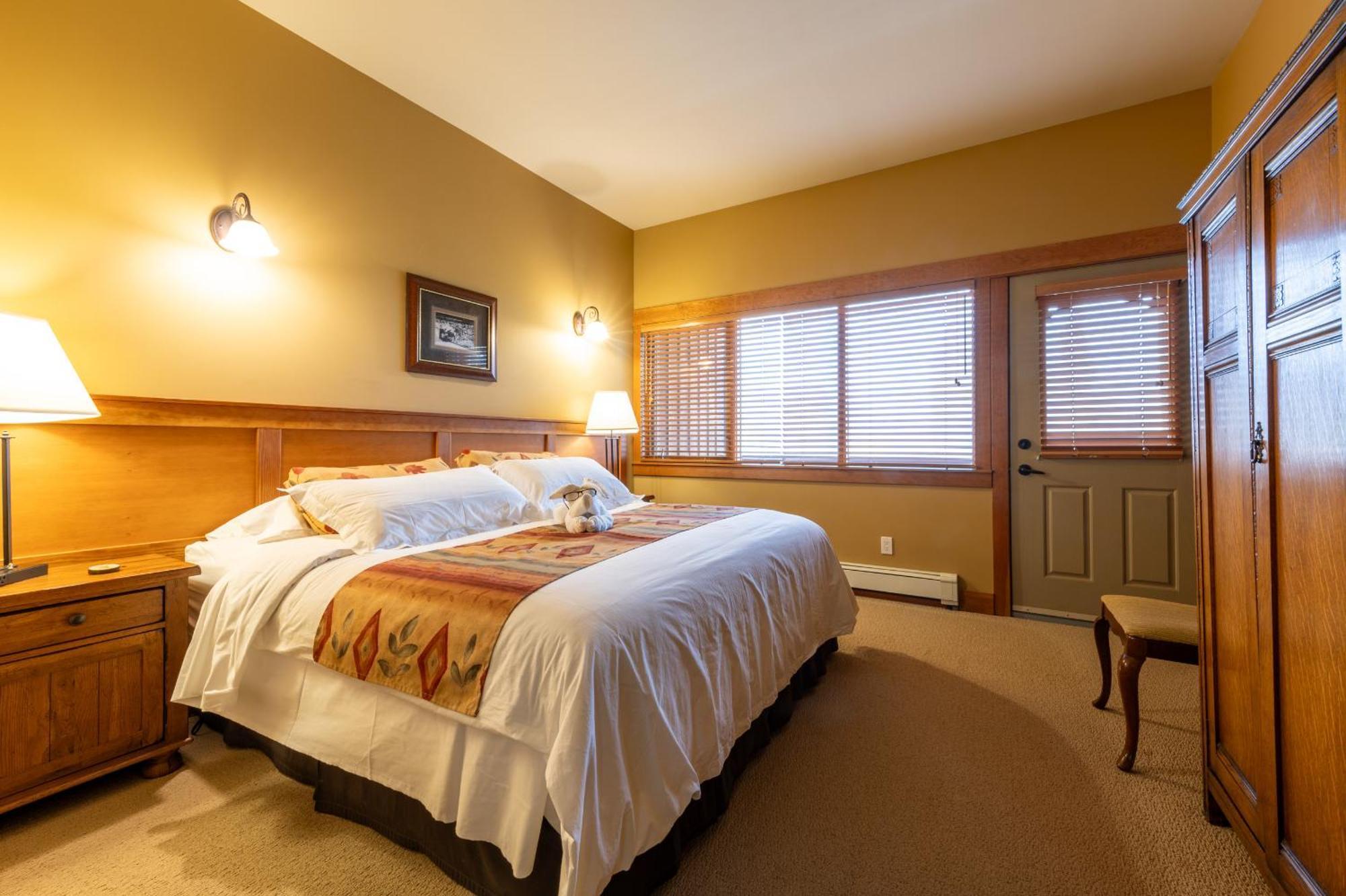 Vagabond Lodge At Kicking Horse Golden Exterior foto