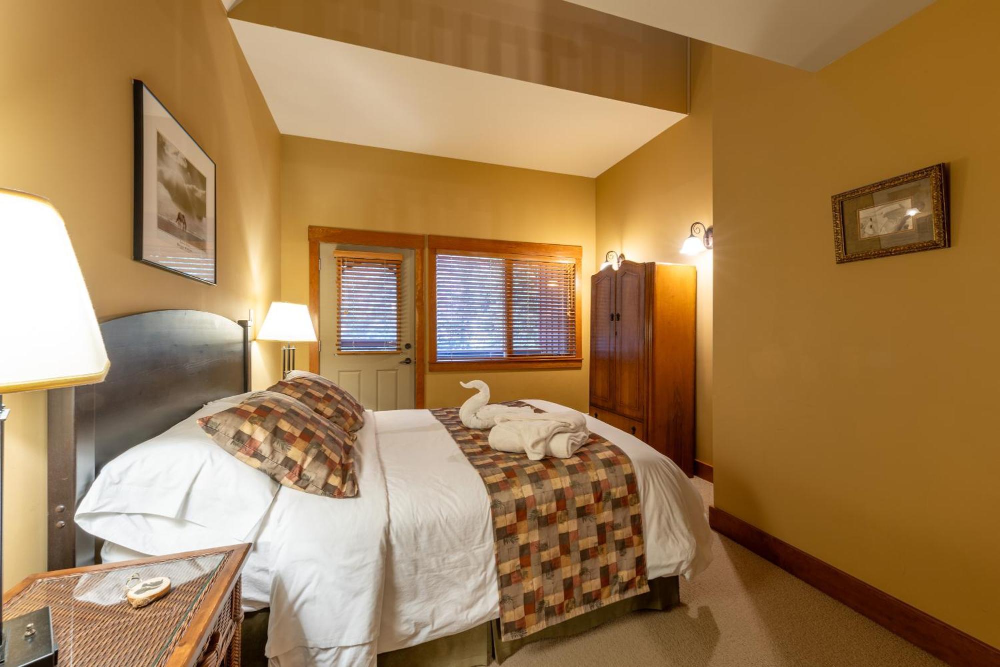 Vagabond Lodge At Kicking Horse Golden Exterior foto