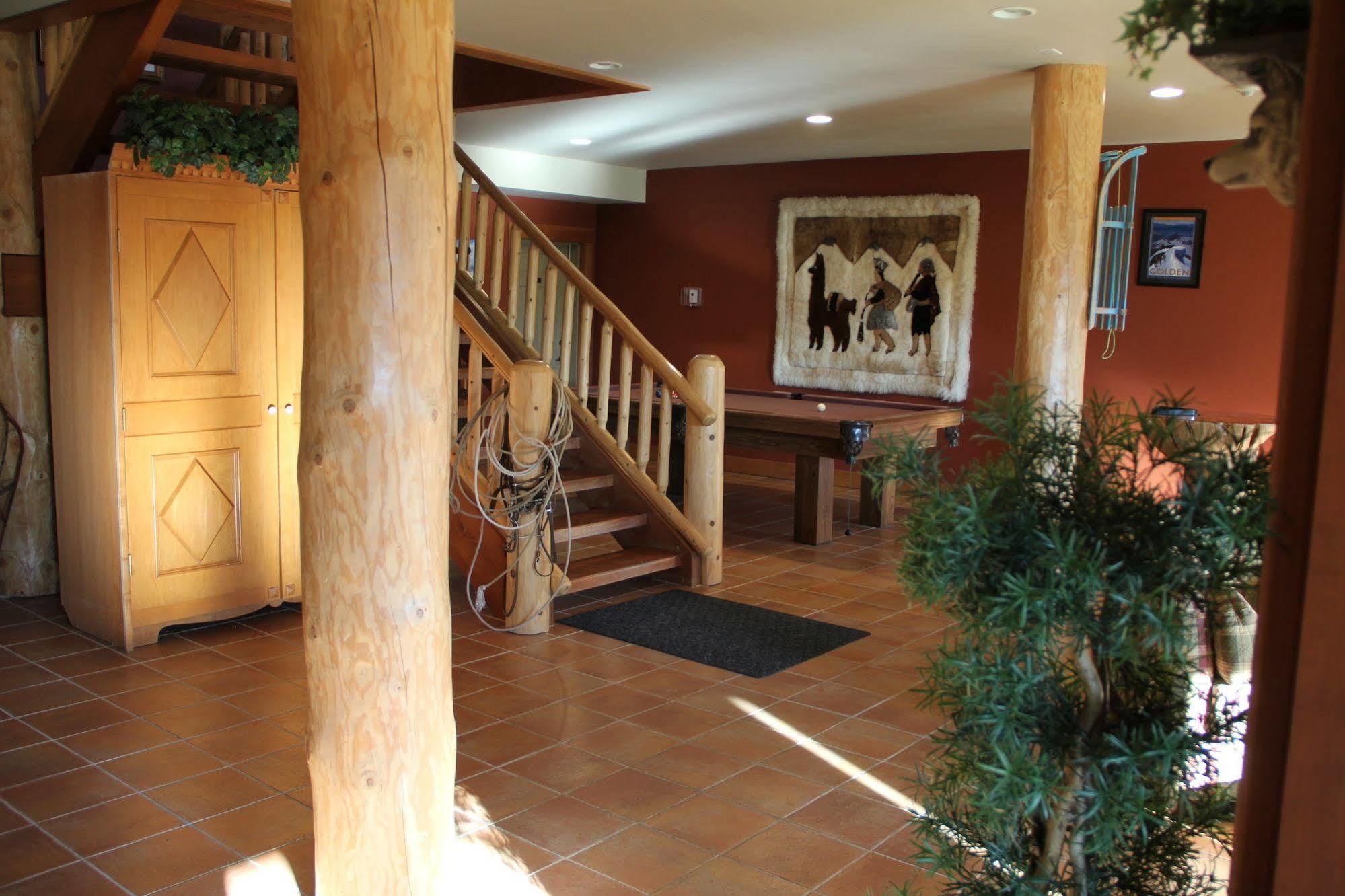 Vagabond Lodge At Kicking Horse Golden Exterior foto
