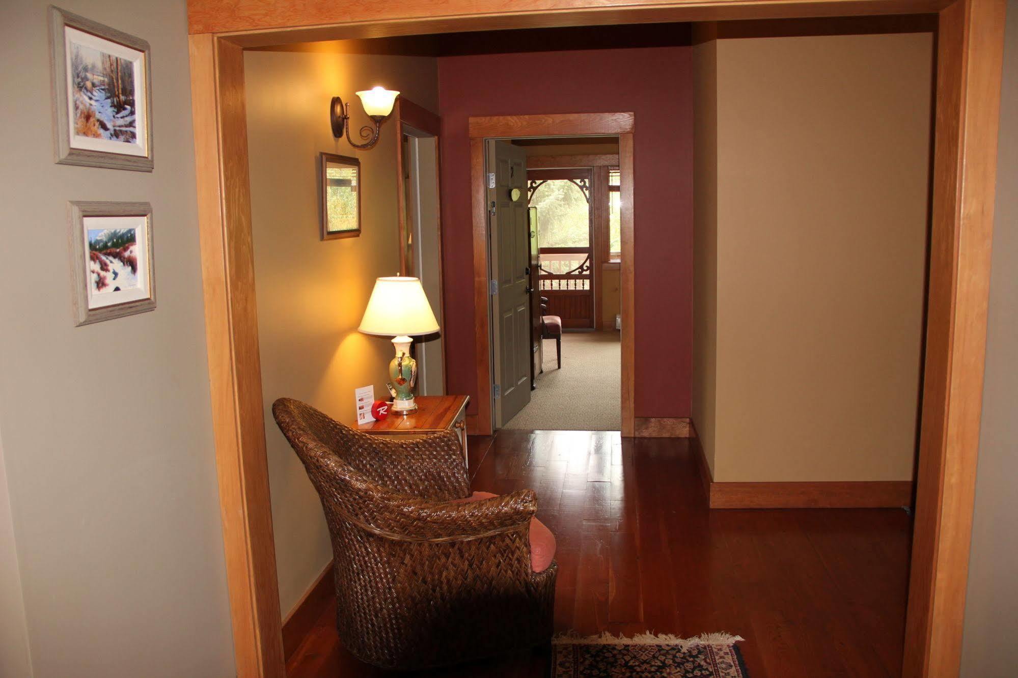 Vagabond Lodge At Kicking Horse Golden Exterior foto